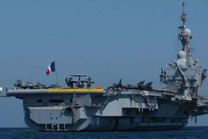 فرنسا تنشر مدفعية وتجهز حاملة طائرات قبل حملة الموصل