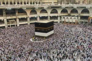 بالصور... حشود من الحجاج في المسجد الحرام قبل أيام من بدء مناسك الحج