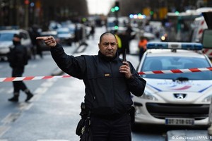 الشرطة تحتجز شخصين بعد العثور على سيارة بها اسطوانات غاز بباريس