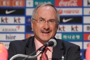 شتيليكه ينتقد سلبية أداء المنتخب السوري