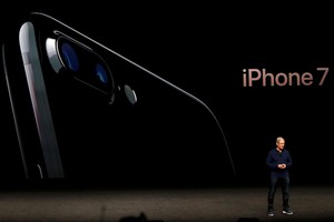 'أبل' تطلق 'آي فون 7' مقاوم للماء ودون مقبس للسماعة