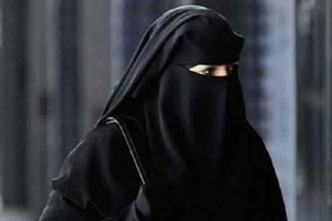 رجلان يهاجمان امرأة مسلمة منتقبة حامل في برشلونة