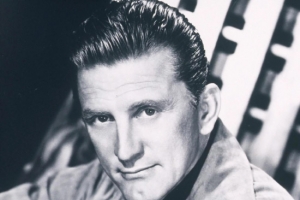 مع اقتراب دوغلاس من عامه الـ 100 في ديسمبر... ما الذي جعله نجماً مميزاً؟