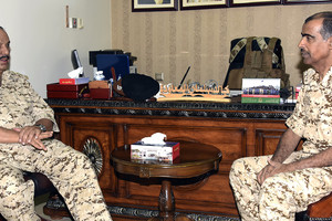 القائد العام يتفقد إحدى وحدات قوة الدفاع