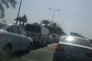 استمرار الاختناقات المرورية بمنفذي الدراز... وشكاوى من ازدياد التشويش على الانترنت أمس