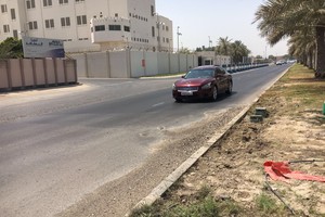 بالصور... مواطنون يشكون تضرر سياراتهم بفعل هبوط بشارع البديع