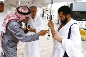 ابتكارات الحج: مظلة ذكية تحدد الموقع وتشحن «الموبايل»