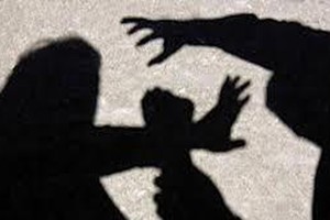 خليجي يستدرج زميلته الأوروبية إلى العشاء لينتهك عرضها في مراعي الإبل