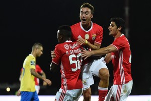 بنفيكا يفوز على أروكا في الدوري البرتغالي