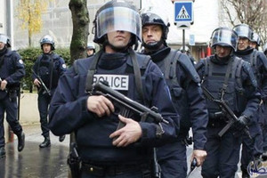 اتهام امرأة بالضلوع بمحاولة تفجير سيارة مفخخة في باريس وايداعها السجن الاحتياطي