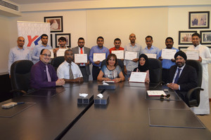 'يوسف خليل المؤيد' تكرم موظفيا المجتهدين