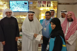 رئيس بعثة الحج يكرم ممرضة وأحد كوادر الحملات البحرينية