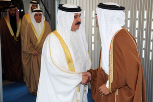 العاهل يعود إلى البلاد قادماً من روسيا... ويعرب عن تطلعه لاستقبال الرئيس الروسي في البحرين