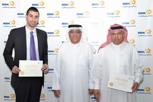 'البحرين والكويت' يكافئ الفائز في برنامج تكريم الموظفين   