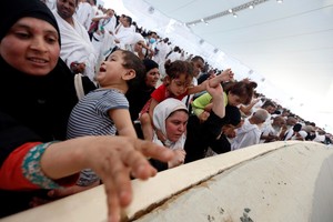 الحجاج يبدأون رمي الجمرات