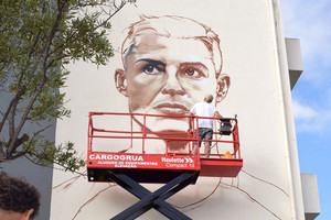 بالفيديو والصور...فنان يرسم جدارية ضخمة لكريستيانو في مسقط رأسه