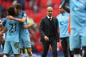 فيرغسون يوقف غوارديولا بعد ديربي مانشستر ليبدي له إعجابه به