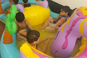 بالصور... مركز دانه للتربية الخاصة ينظم نشاط مائي جماعي  للأطفال ذوي اضطراب طيف التوحد، وذلك لخلق بيئة اجتماعية تفاعلية.