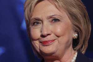 كلينتون تطمئن في تغريدة على تويتر انها 'بخير'