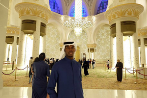 أغلى لاعب في العالم يُعايد المسلمين بـ'بزي خليجي'