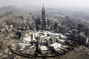 بالصور... الحجاج يواصلون رمي الجمرات في ثاني أيام العيد