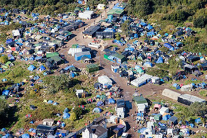 فرنسا تخلي مخيم كاليه وتعيد توطين المهاجرين