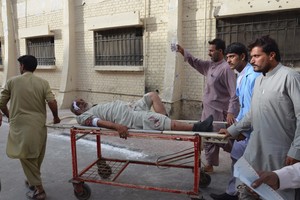 مقتل وإصابة 10 من الشرطة الباكستانيين في انفجار قنبلة