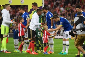 بالفيديو والصور... طفل يصنع الحدث في الدوري الإنجليزي