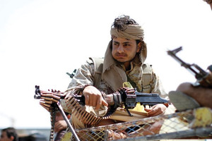 الحوثيون يحتجزون ناقلتي نفط بميناء يمني في حادث ينذر بتفاقم أزمة الواردات