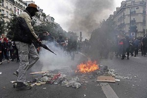 شرطة فرنسا تطلق الغاز المسيل للدموع على محتجين على إصلاح قانون العمل