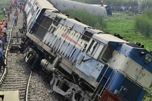 4 قتلى و100 جريح في تصادم بين قطارين في باكستان 