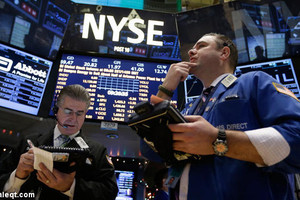 وول ستريت تهبط متأثرة بتراجع أسهم البنوك