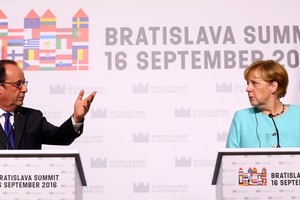 هولاند وميركل يتعهدان العمل معاً من أجل إنجاح الاتحاد الأوروبي