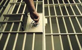 امرأة تتقدم بشكوى ضد سجن اميركي لوضعها في زنزانة مع 40 رجلا