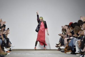 بالصور... آخر صيحات موضة خريف وشتاء 2016 في لندن 