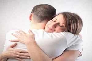 طبيبة مصرية تشفي مرضاها بالاحتضان والعناق