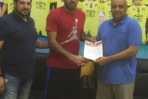 صادق علي يجدد لـ 'يد الأهلي'