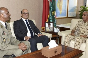 رئيس هيئة الأركان يستقبل السفير التونسي والملحق العسكري المعتمد  