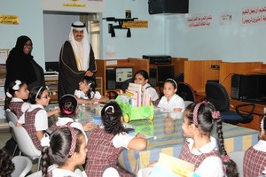 وزير 'التربية' يسلم 'ابتدائية آمنة بنت وهب للبنات' جائزة 'جودة التعليم'