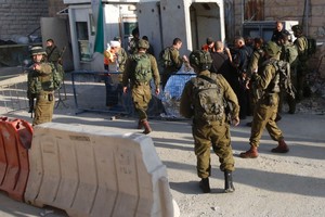 قوات إسرائيلية تعتقل 10 فلسطينيين في أنحاء مختلفة من الضفة الغربية