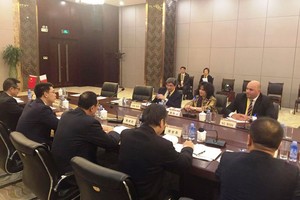 الشيخة مي تلتقي وزير الثقافة الصيني... وتقترح تبنّي فكرة 'مدينة على طريق الحرير'