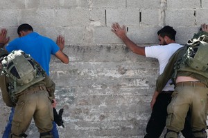 قوات إسرائيلية تعتقل 11 فلسطينياً في أنحاء مختلفة من الضفة الغربية