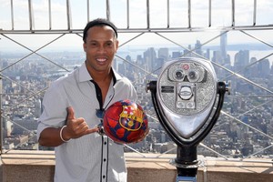 رونالدينهو يخوض مباراة ودية مع فريق من الدرجة الثالثة في الدوري المكسيكي