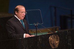 رئيس الوزراء الباكستاني يتهم الهند بعرقلة السلام