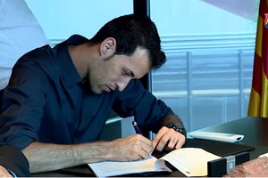 بالفيديو... برشلونة يمدد عقد بوسكيتس إلى 2021