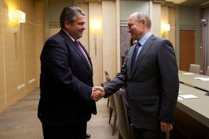 مسئول ألماني: بوتين يريد من واشنطن حماية قوافل الإغاثة في سورية