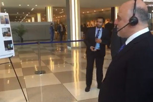 بالفيديو..طفل عراقي من مقر الأمم المتحدة يبلغ العبادي أنه رسب بالصف السادس