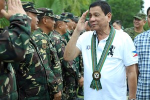 الرئيس الفلبيني يدعو منتقدين أجانب للتحقيق معه حول الحرب ضد المخدرات