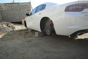 بالصور... مواطنة خرجت للذهاب إلى العمل فاكشتفت سرقة إطارات سيارتها الأربعة  بالنعيم