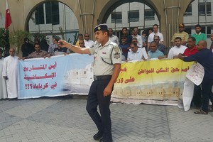 بالصور .. الأمن يمنع أهالي كرباباد من الاعتصام أمام وزارة الإسكان بالدبلوماسية 